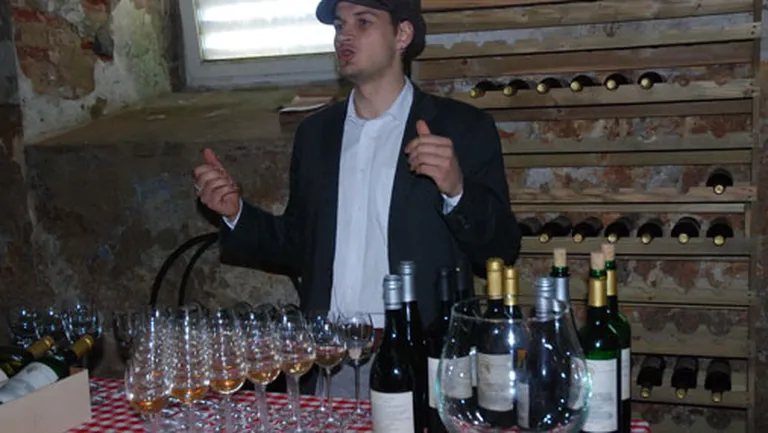 Aizputnieku Mārtiņa (attēlā) un Vara Santu firmas zīme ir sausais rabarberu vīns. To iecienījis arī pavārmeistars Mārtiņš Sirmais 