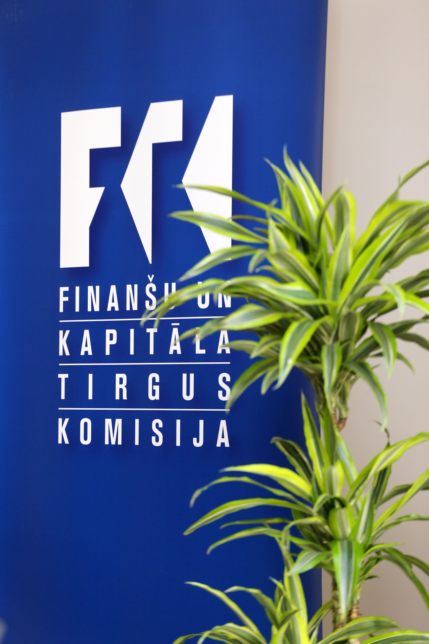 Finanšu un kapitāla tirgus komisijas logo. Ilustratīvs attēls.