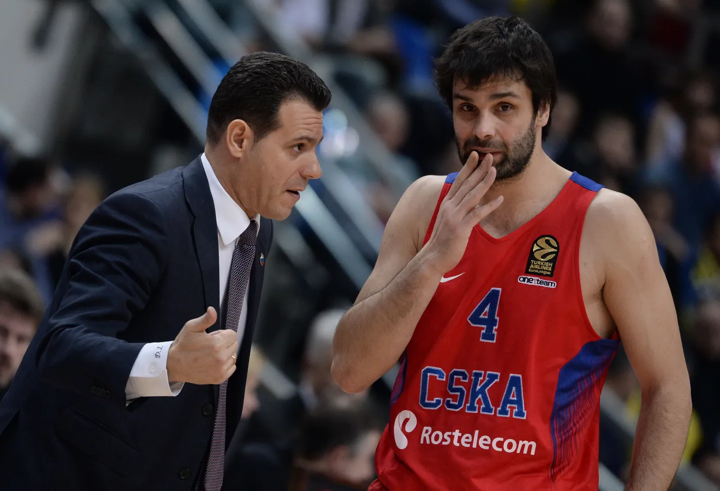 Miloš Teodosic on peatreeneri Dimitris Itoudise käepikendus väljakul.