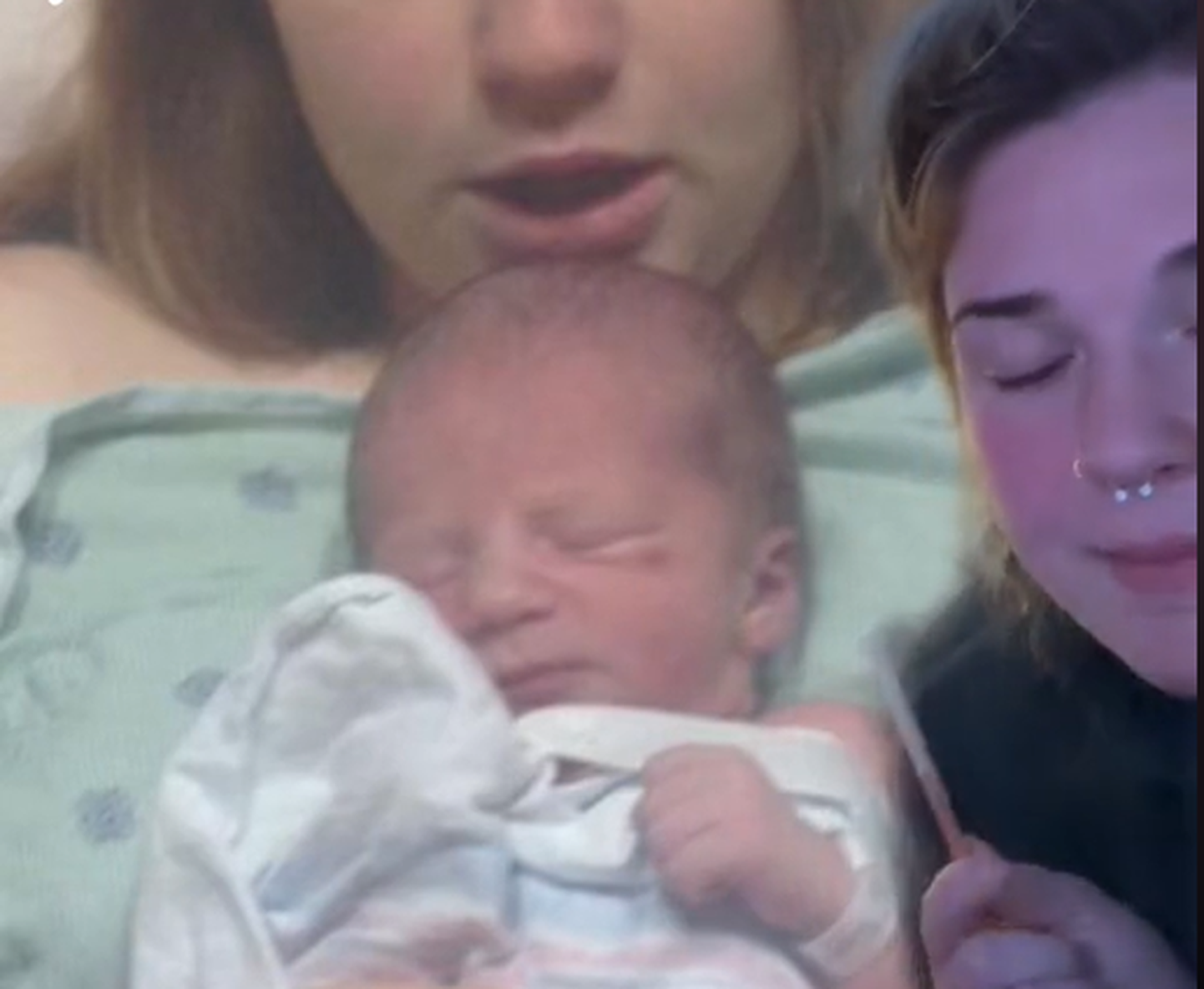 Gabby näitab pilti, kus tema laps on äsja sündinud