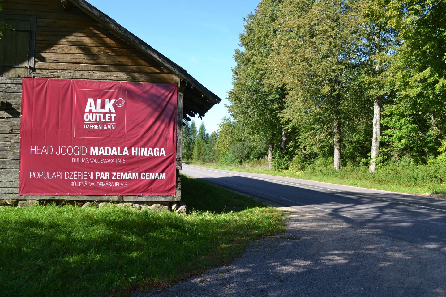 Mõned kilomeetrit Lilli piiripunktist Läti poole kutsub reklaam alkoholipoodi.