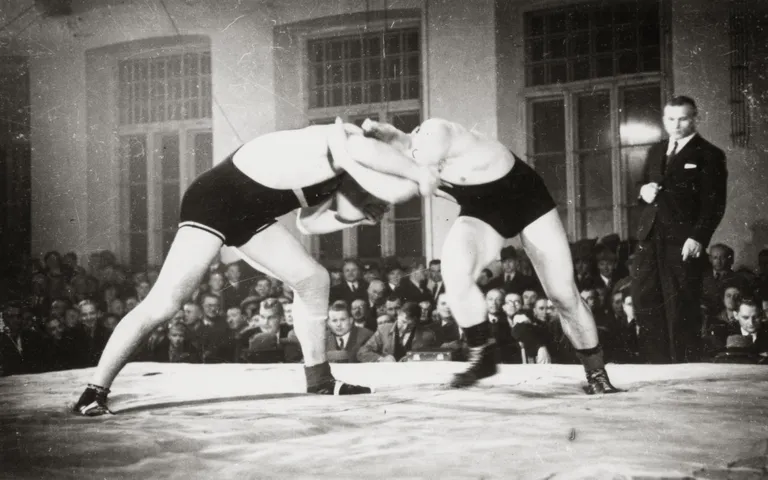Rahvusvahelistel maadlusvõistlustel Tallinnas on vastamisi läinud Kristjan Palusalu ja sakslane Kurt Hornfischer (1936).