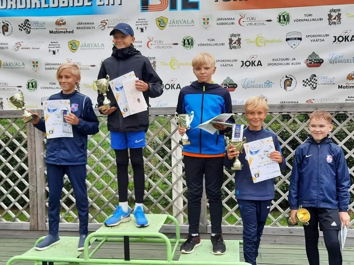 Kergejõustiklased (vasakult) Romet Randalainen, Steven Marti Lillipuu, Fredi Viigipuu, Robin Randalainen ja Kusti Leemet näitavad jätkuvalt häid tulemusi.