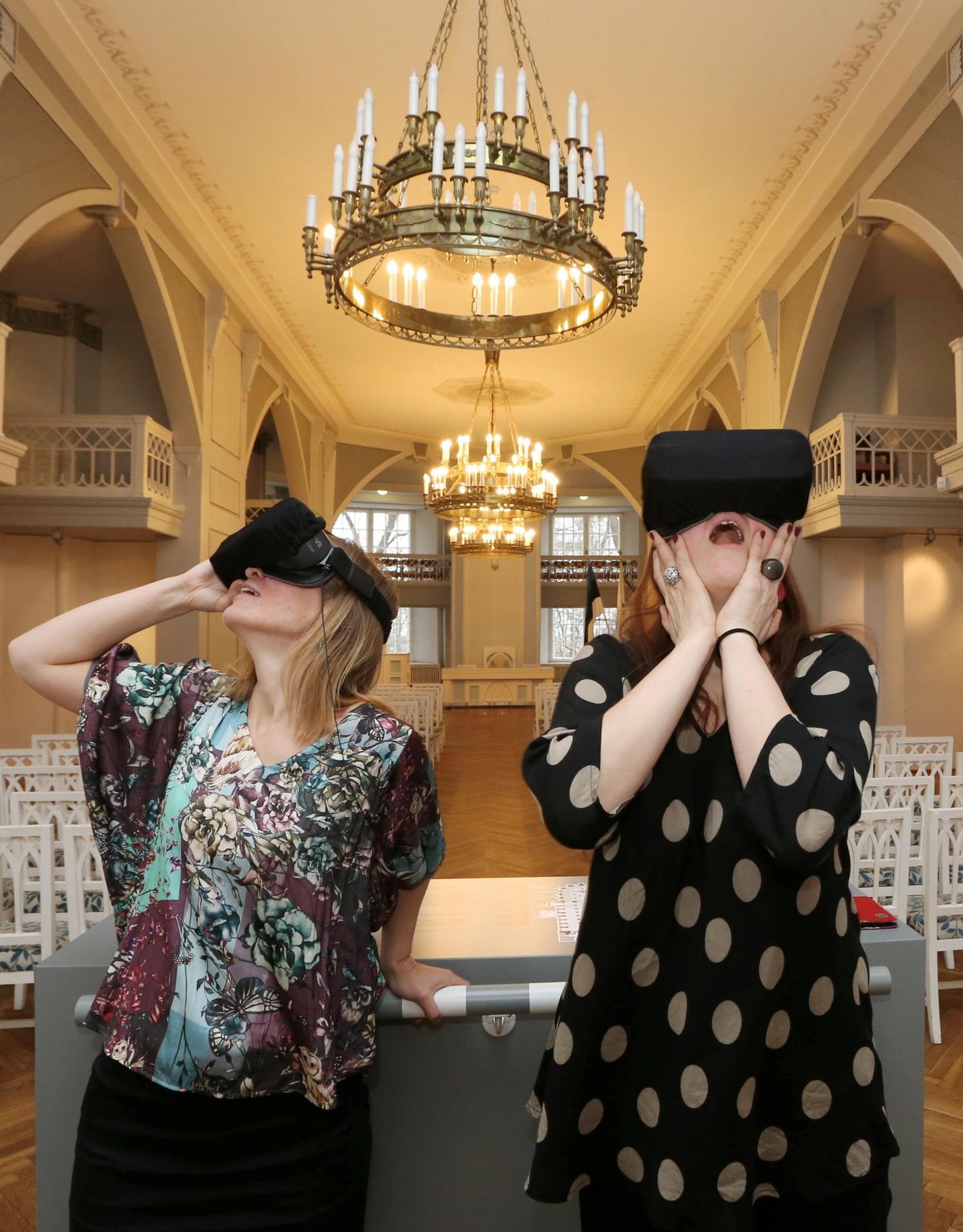 Tartu ülikooli muuseumi direktor Mariann Raisma (paremal) ja haridusvaldkonna juht Tiiu Kreegipuu üllatuvad virtuaalreaalsuse prille pähe pannes avanevast vaatepildist iga kord, kui seda proovivad.