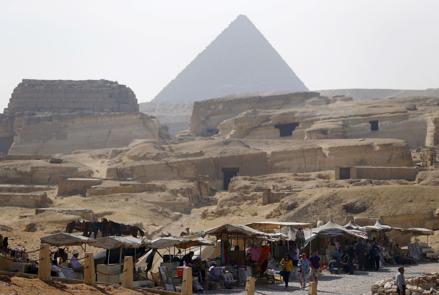 Suveniiride müüjad ootavad Giza püramiidide juures turiste