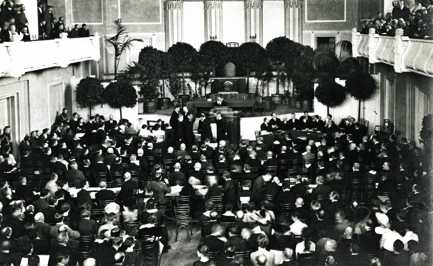 Asutav Kogu tuli esimest korda kokku 23. aprillil 1919 Estonia kontserdisaalis.