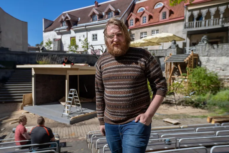 Foto hetkest, kui lavaaugus käisid ettevalmistused viimase lavastuse esietenduseks,  Kristjan Suitsu «Inimese hääl» esitendus 13. juunil. Tallinna Linnateatri peakunstnik usub, et talvel algavad siinsamas juba ehitustööd, et lõpuks valmiks maailmas ainulaadne saal.