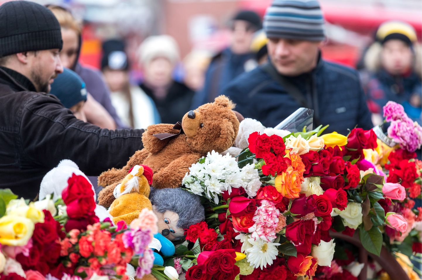 Цветы в память о жертвах трагедии в Кемерово.