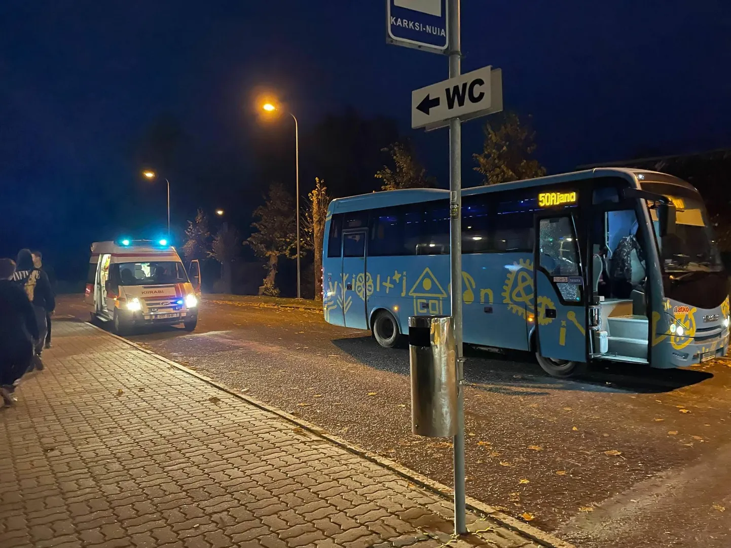 Liinibussil purustati reede õhtul üks aken ning buss ei saanud sõitu jätkata.