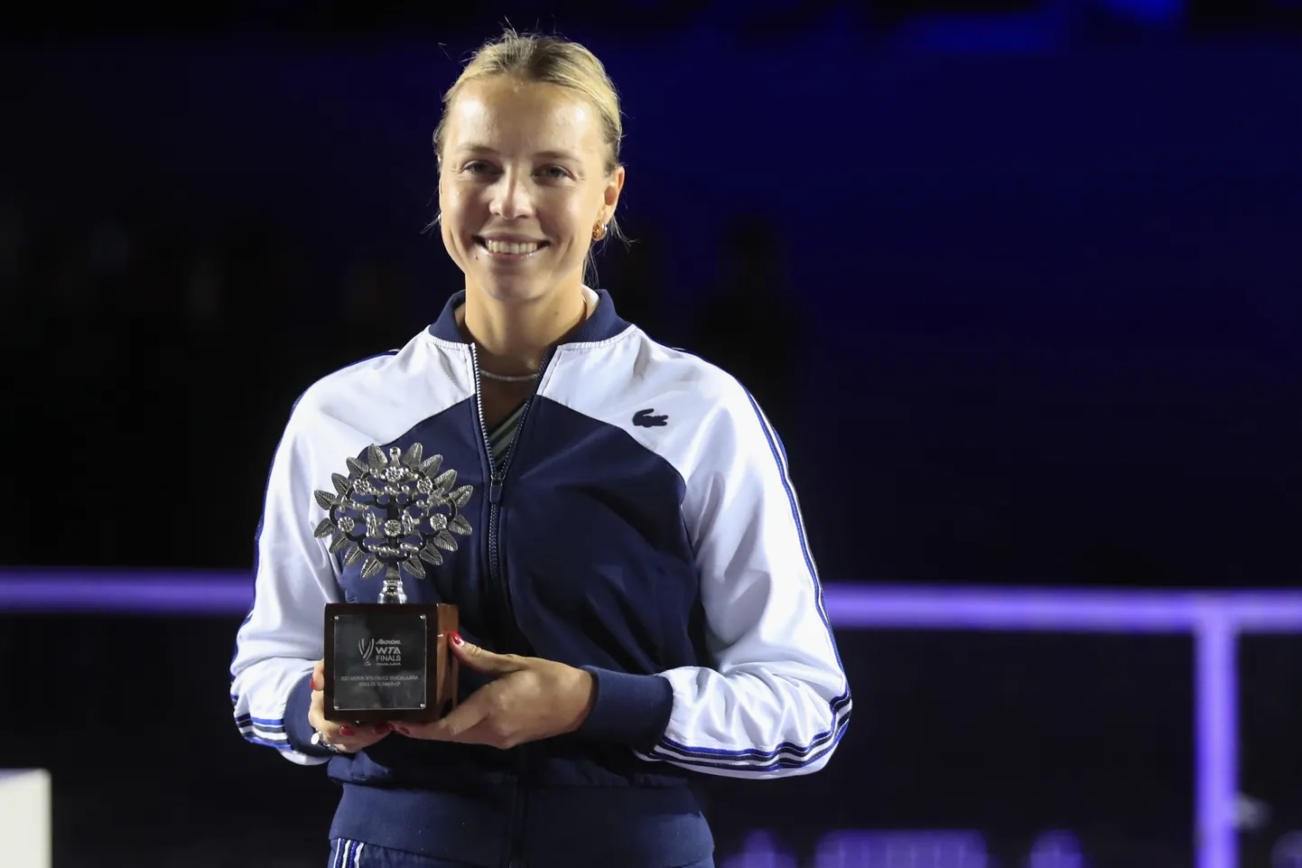 Anett Kontaveit poseerimas WTA aastalõputurniiri teise koha autasuga.