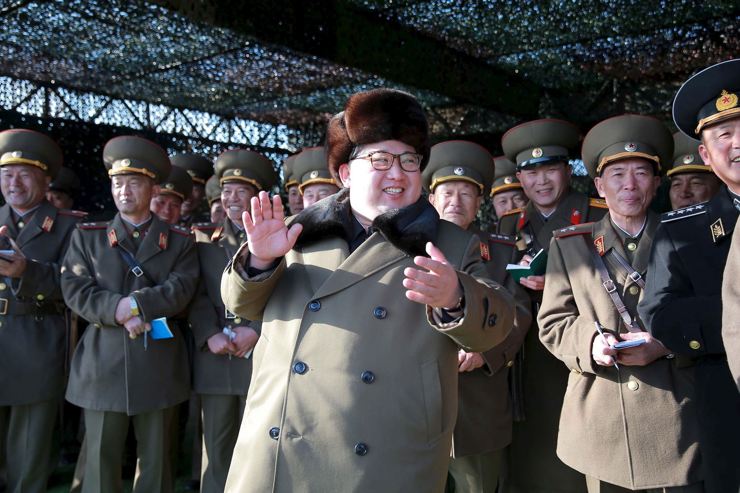 Põhja-Korea liider Kim Jong-un sõjaväelaste keskel.