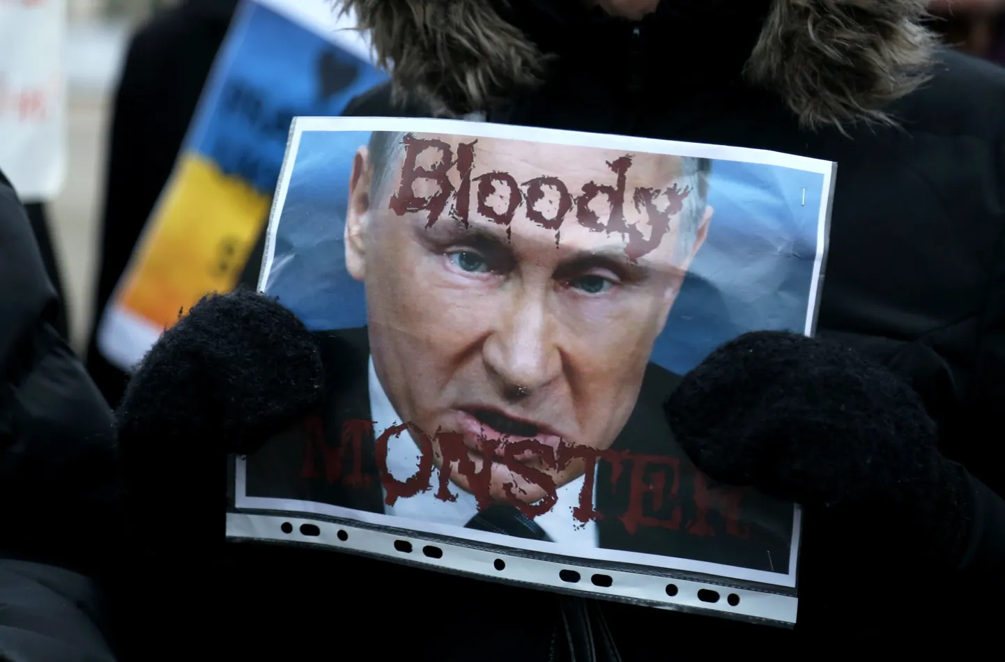 Pretim Krievijas vēstniecībai norisinās biedrības "Latvijas Ukraiņu kongress" rīkotā protesta akcija pret Krievijas agresiju Ukrainā.