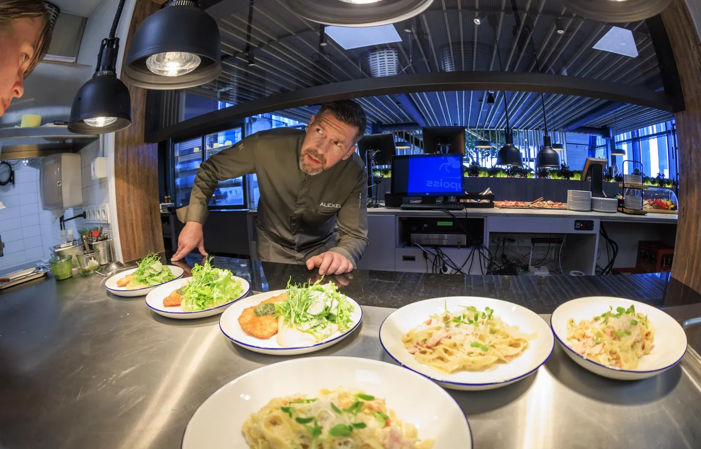 Maailma mainekaimal kokakunstivõistlusel Bocuse d’Or korduvalt Eestit esindanud Dmitri Roozi käe all tanklarestoranis taldrikule tõstetav ümbruskonna talunike toodang suudab maitsemeelt rõõmustada küll.