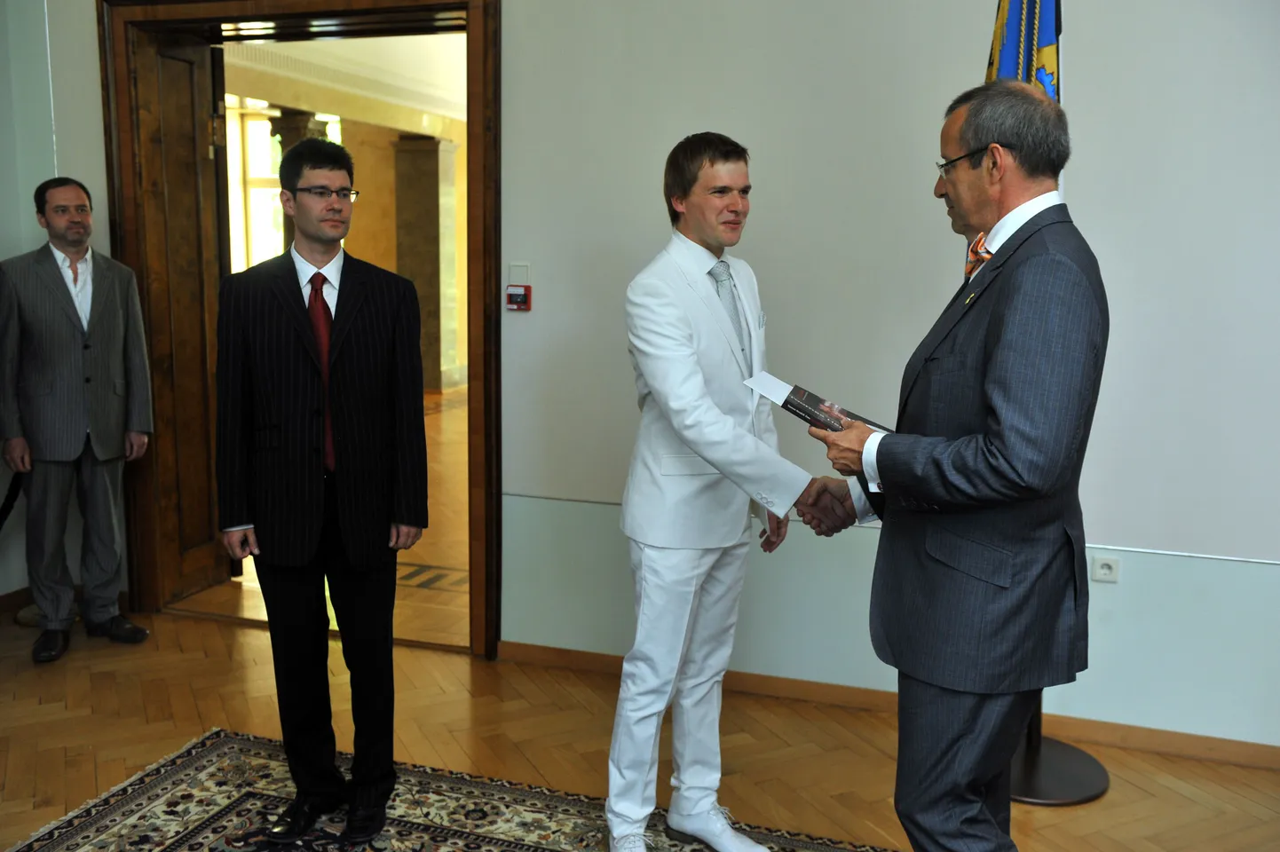 President Toomas Hendrik Ilves andis täna üle noore kultuuritegelase preemia dirigent Risto Joostile ning eripreemia kirjandusteadlasele Igor Kotjuhile.