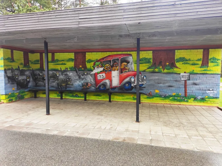 Naksitrallide seinamaaling Tallinna Hiiu bussipeatuses.