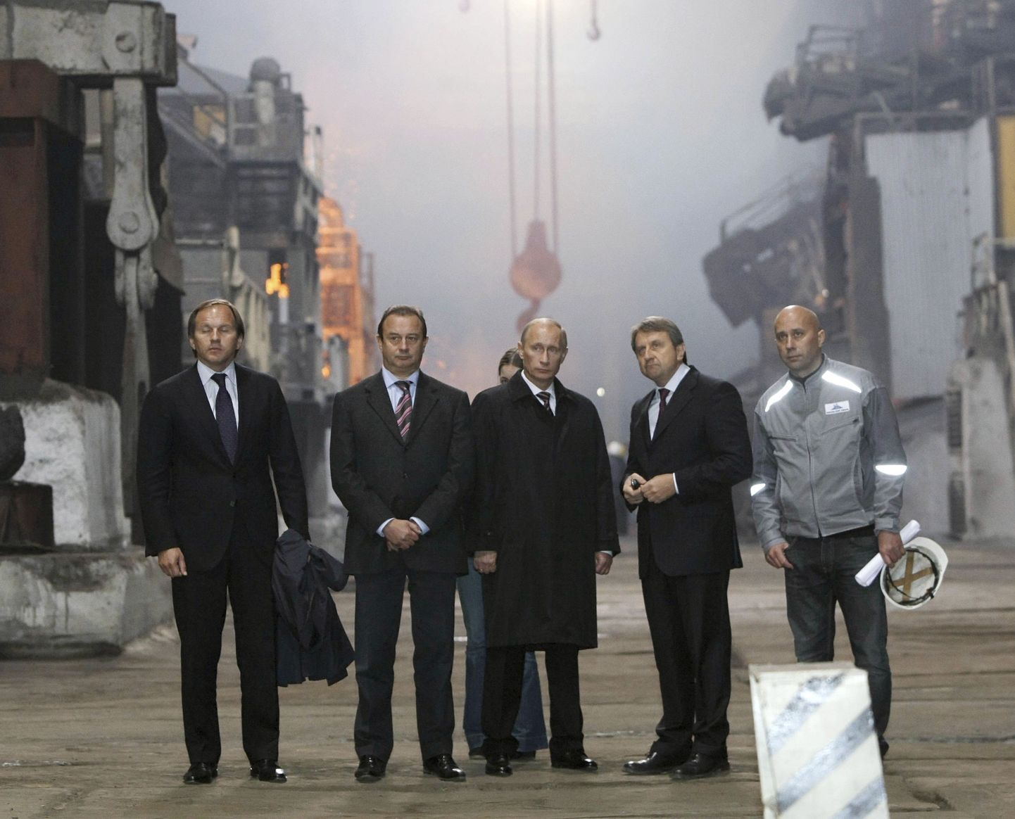 Vladimir Putin (keskel) mälestas Norilskis endise stalinliku vangilaagri ohvreid.