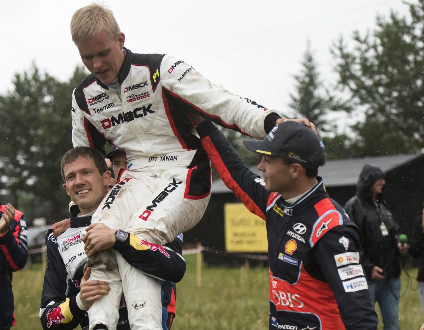 2016. aasta Poola ralli, kus Ott Tänak jäi dramaatiliselt ilma karjääri esimesest MM-ralli võidust. Teda kannab kätel tulevane tiimikaaslane Sébastien Ogier, paremal on Hayden Paddon, kellega kuuluti ühte tiimi karjääri algusaegadel.