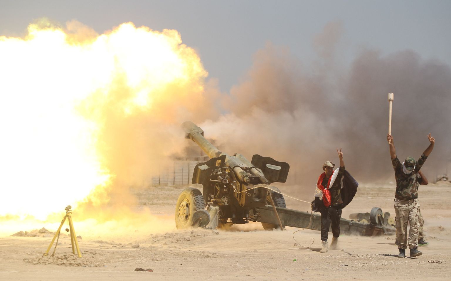 Šiiidi võitlejad ja Iraagi julgeolekujõud ründamas ISISe positsioone Fallujah´ linna lähistel.
