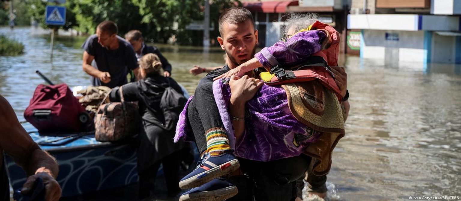 Жители Херсона спасаются от потопа