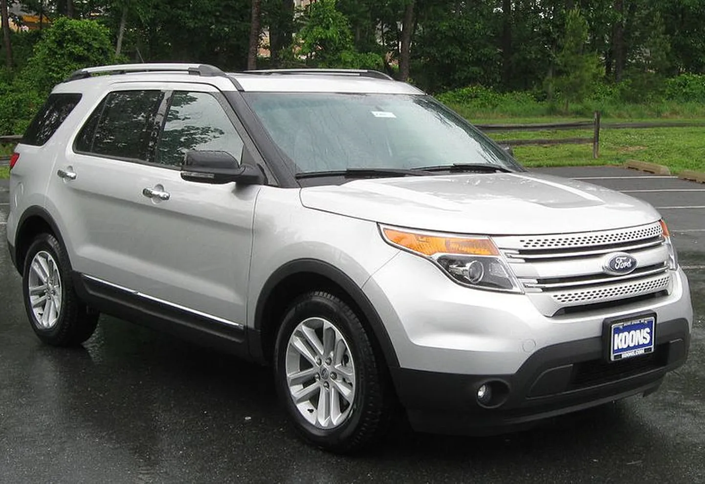 Alkoholijoobes mees seksis rooli taga ja tekitas liiklusõnnetuse. Fotol Ford Explorer