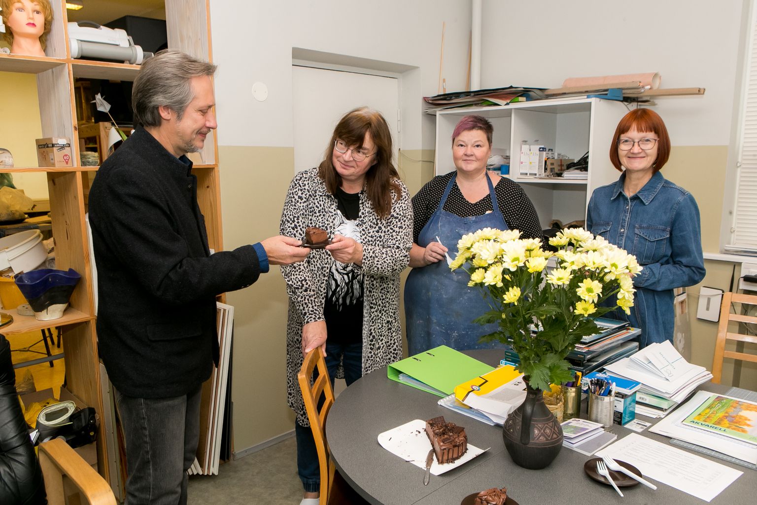 MAITSEV SUUTÄIS: Direktor Boris Šestakov pakkus eile õpetajate päeva puhul kunstiõpetajatele Piret Männale, Piret Tomsonile ja Leelo Leesile šokolaaditorti.