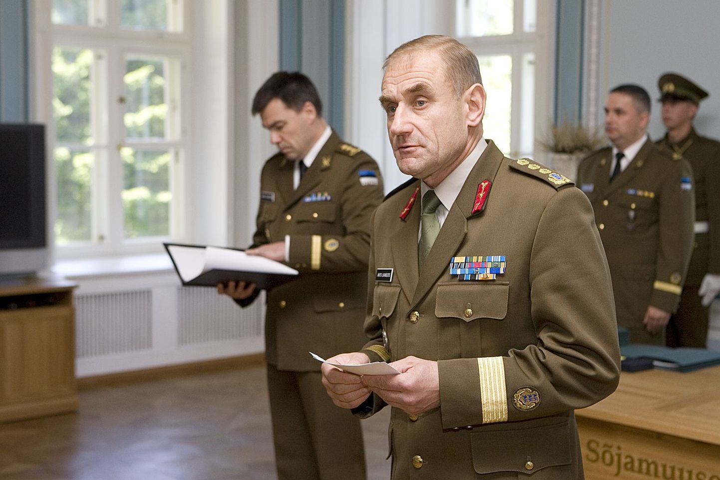 Kaitseväe juhataja kindralleitnant Ants Laaneots Sõjamuuseumis vanemohvitseridele auastmetunnuseid andmas.