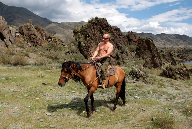 Vladimir Putin Siberis ratsutamas
