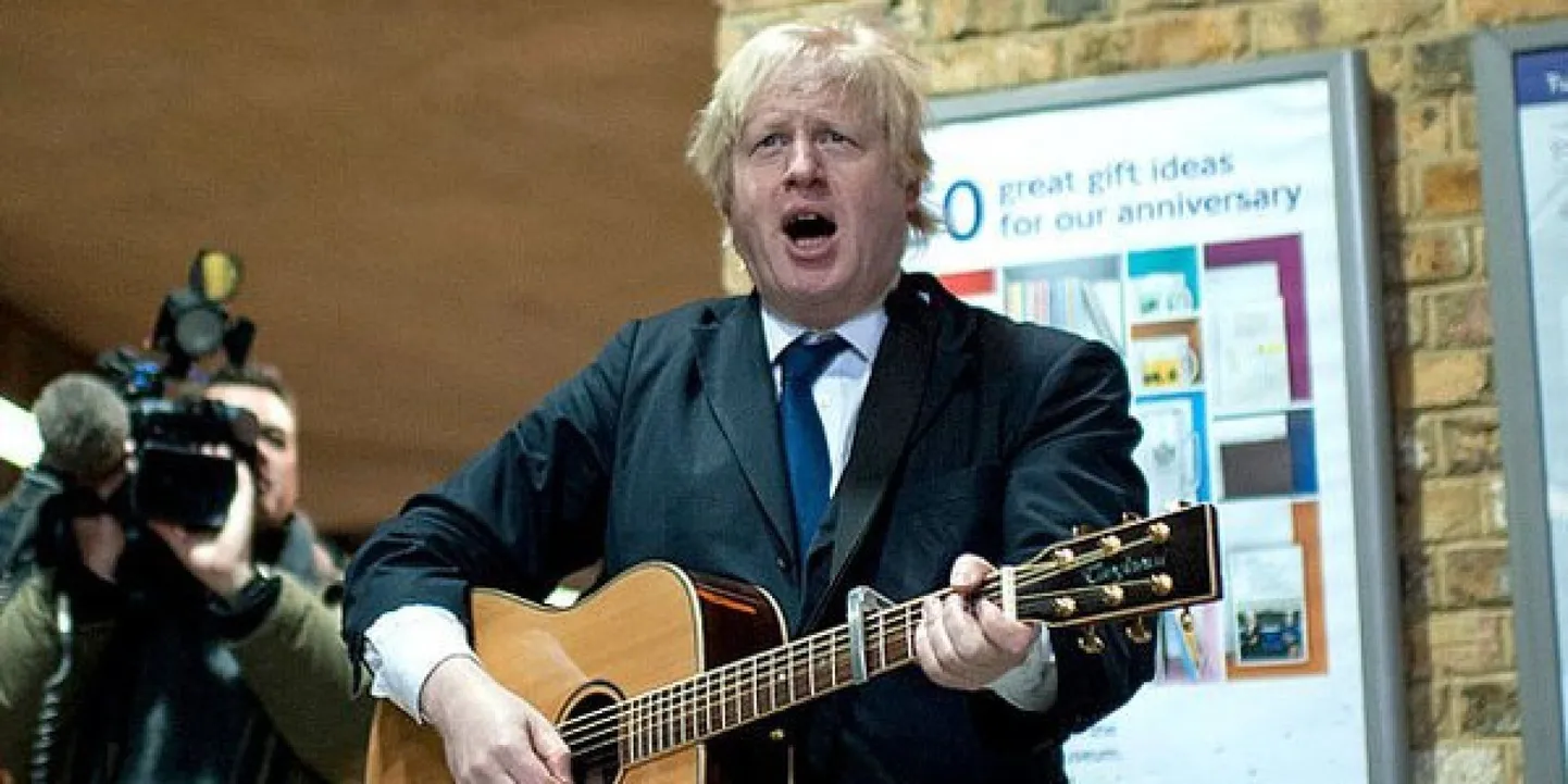 Boris Johnson keelpilliga. Mis on sellel pildil valesti?