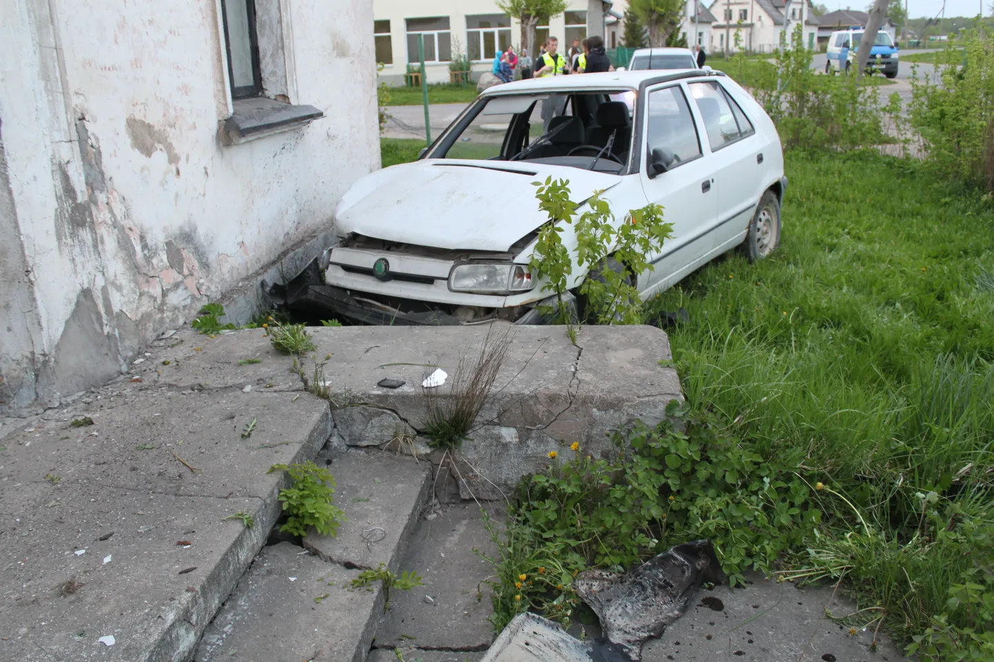 Kihutamine Jõhvis lõppes avariiga.
