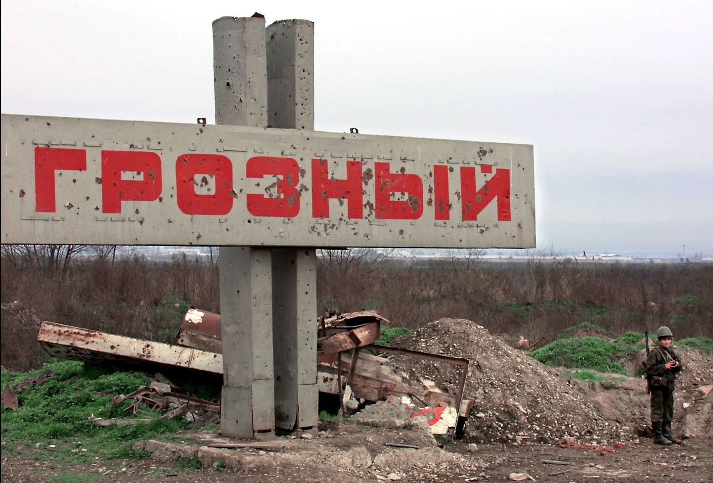 Vene sõdur aasta 2000 kevadel Groznõi sildi ees. Linn on lõpuks vallutatud.