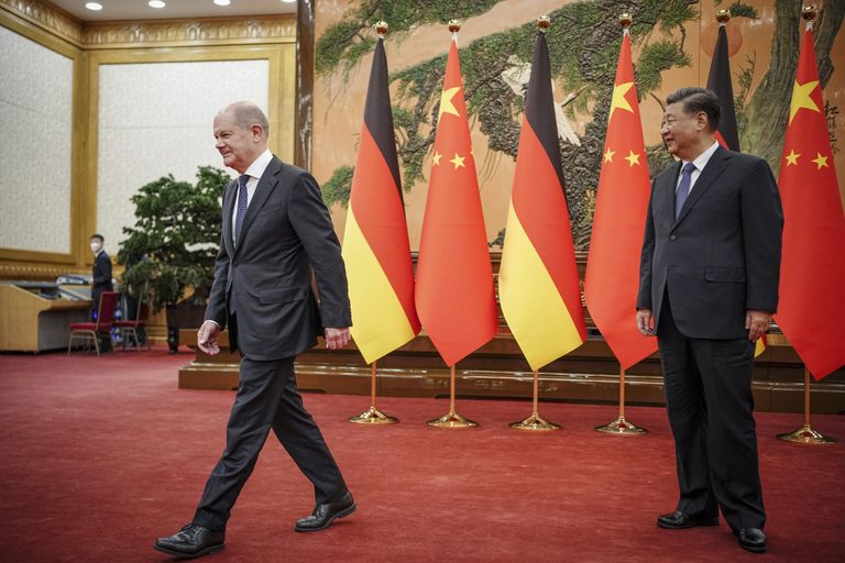 Олаф Шольц уходит от Си Цзиньпина после переговоров 4 ноября 2022 года в Пекине.
