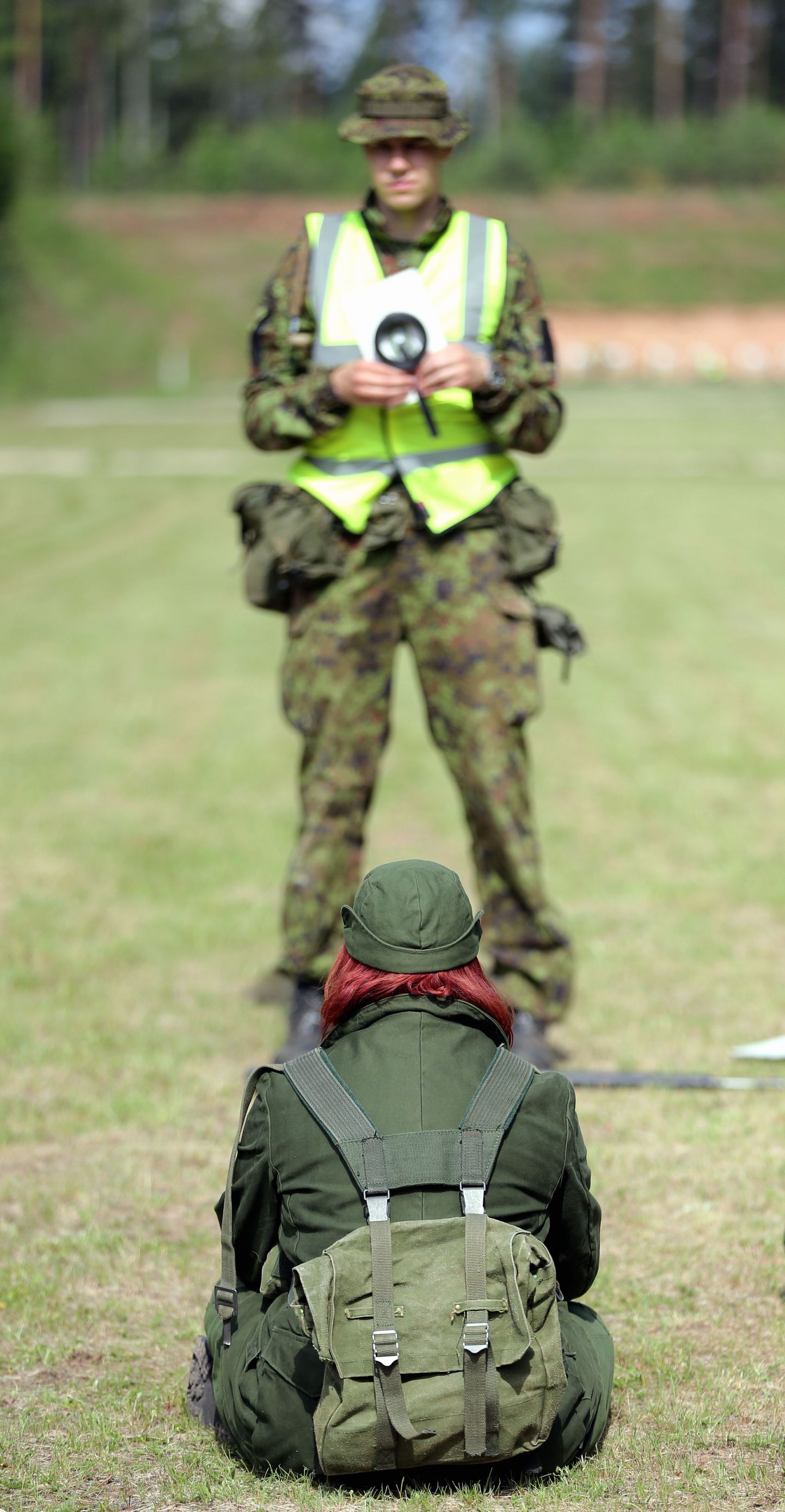 Riigikaitseõpetuse laager Unikülas.
Sihtimistreening.
Pildil õpetab kadett Jüri Bakhoff õpilasi õigesti sihtima.