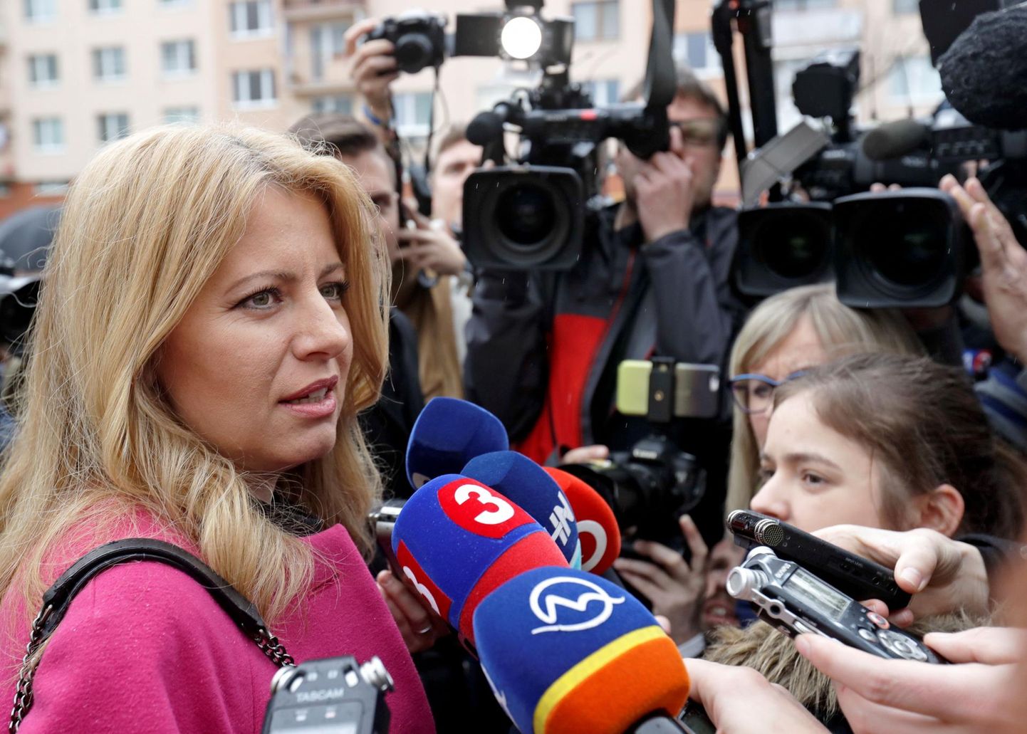 Slovakkia presidendivalimiste esimese vooru võitnud Zuzana Čaputová ajakirjanike keskel. Riigipeaks saamiseks peab ta lõppvoorus alistama Maroš Šefčoviči. 