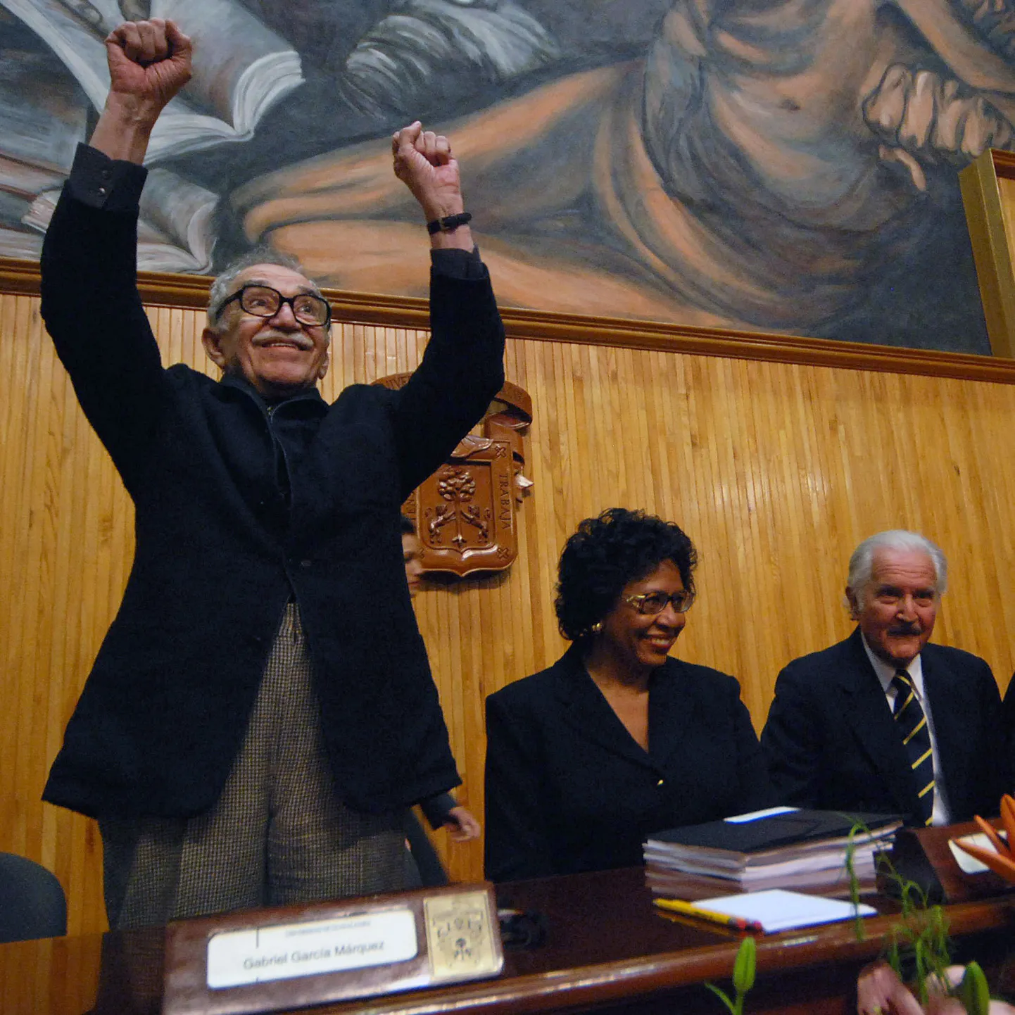 Kirjanik Gabriel García Márquez (vasakul) tervitamas oma fänne. Pildil on ka kirjanikud Ruth Simmons ja Carlos Fuentes. 23. november 2007.