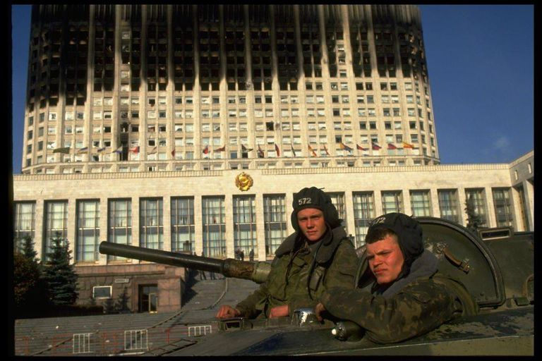 Октябрь 1993 года, танкисты после штурма Дома Советов
