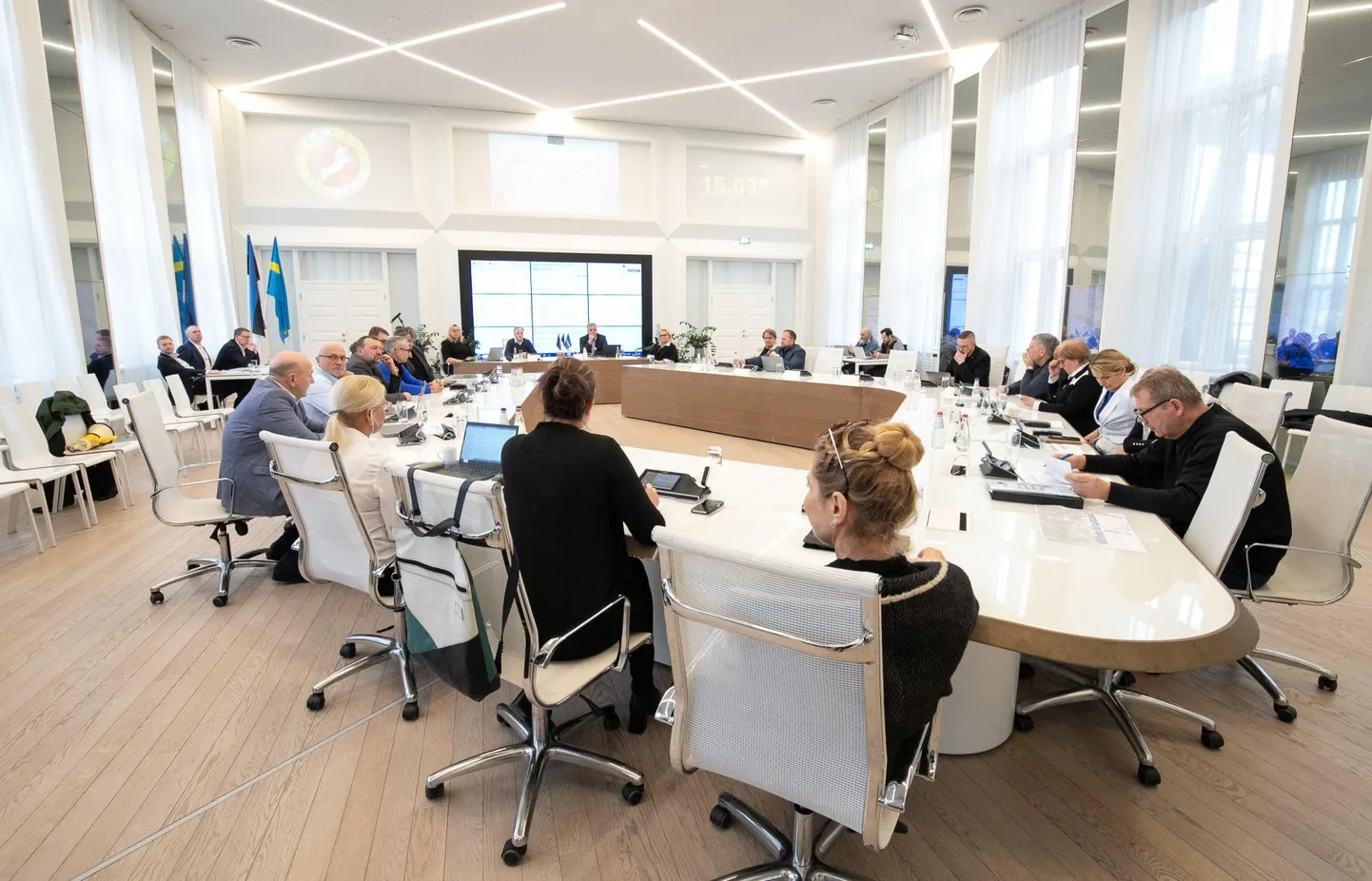 Rakvere linnavolikogu laua taha mahub 21 saadikut, ja kui volikogu liikmete arvu tahetaks suurendada, tuleks suuremaks teha ka laud.