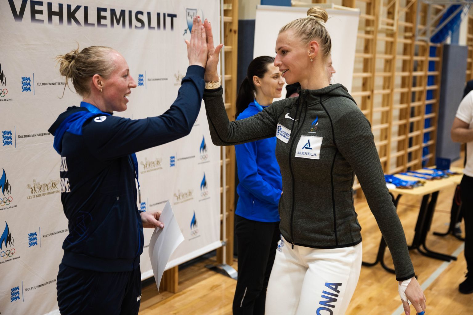 Katrina Lehis (paremal), tema 22. aprillil peetud Eesti meistrivõistluste finaalivastane Nelli Differt ega teised Eesti vehklejad ei pea Calis venelaste vastu võistlema.