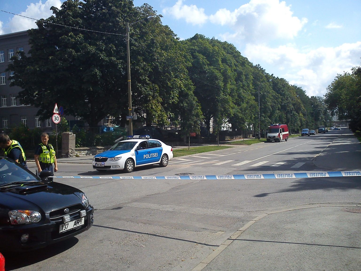 Из-за обнаружения в доме на улице Койду в Таллинне снаряда полиция перекрыла улицу и эвакуировла жильцов дома.