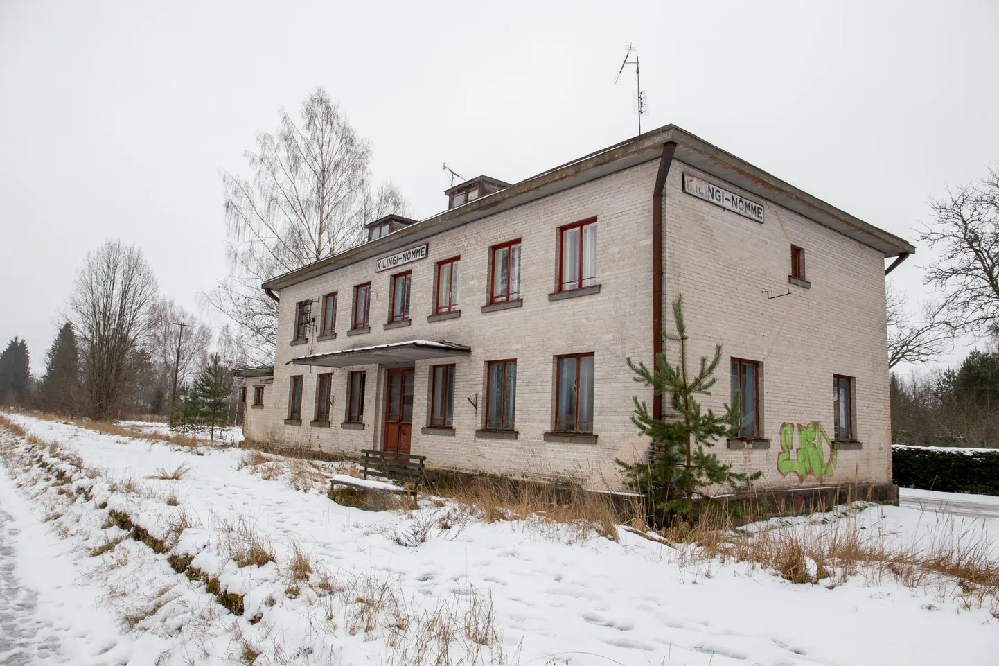 Kilingi-Nõmme 1936. aastal ehitatud raudteejaama juures on vabariigi aastapäeval üks suusamatka alguspunkte varustuse laenutuskohaga.