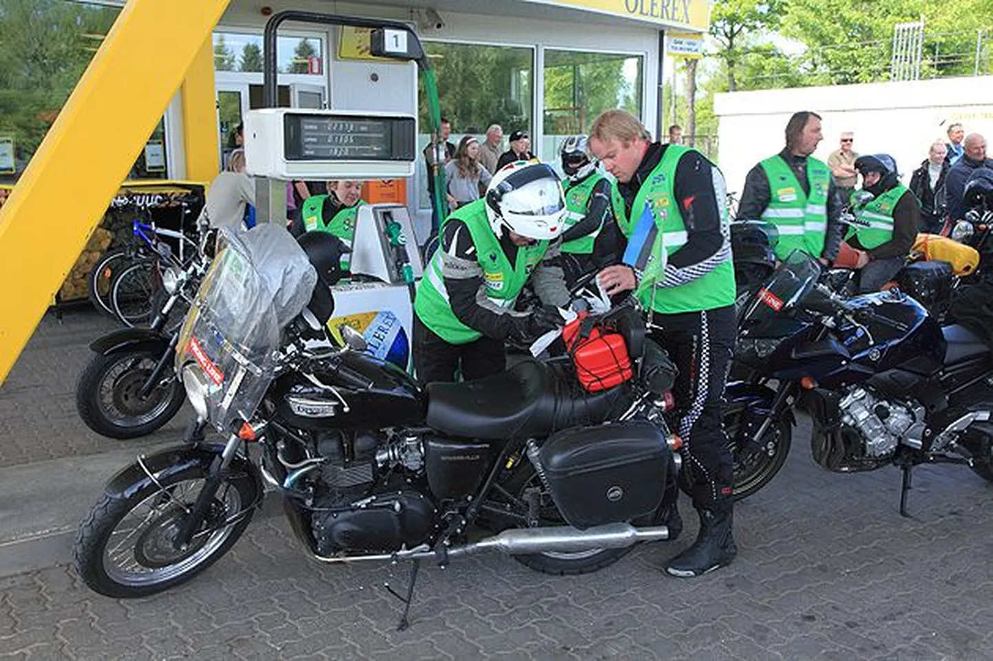 Kultuurne motobande peatus Sindis Olerexi tanklas.