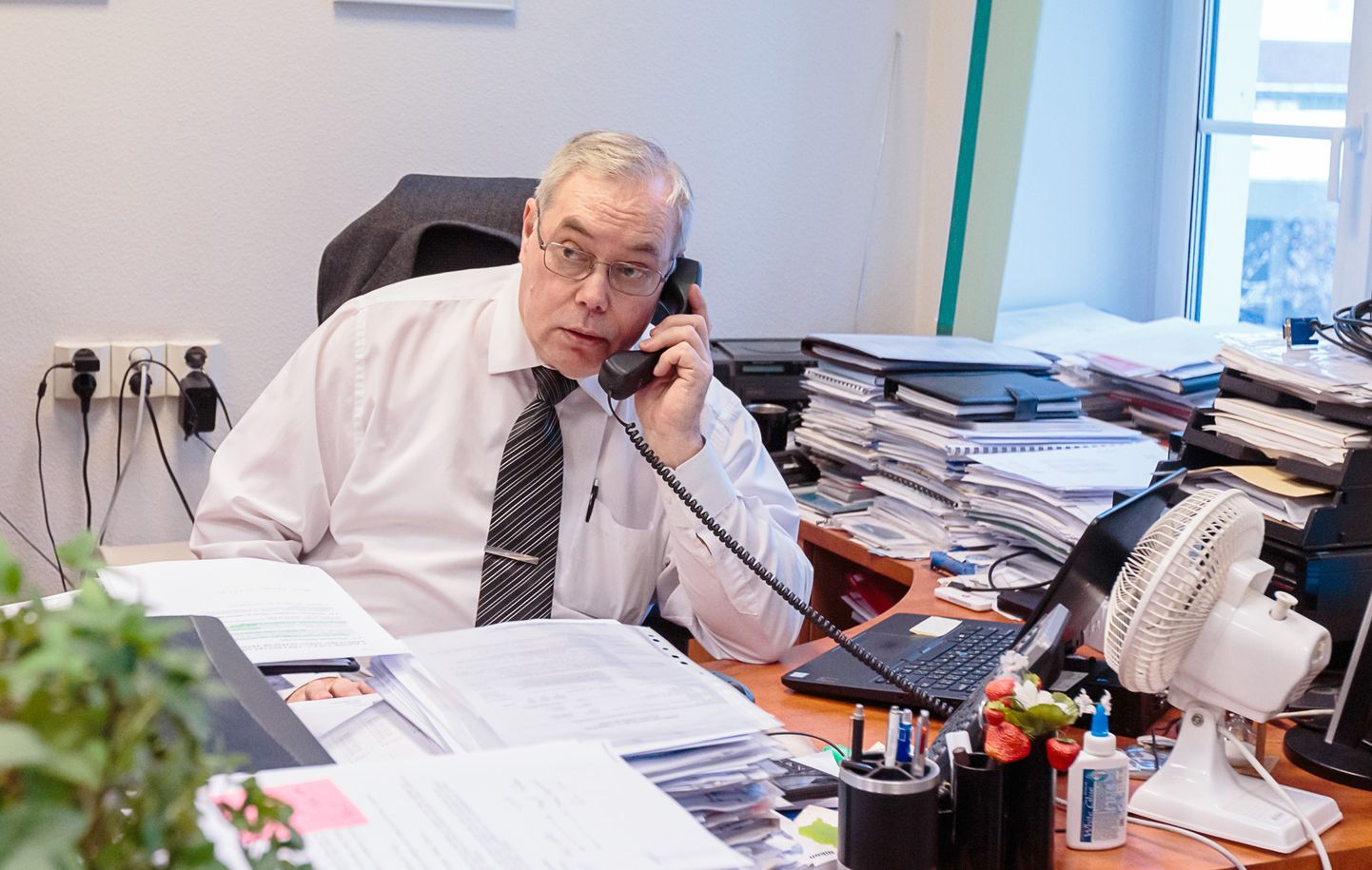 Narva linnasekretär Ants Liimets oma töökabinetis.