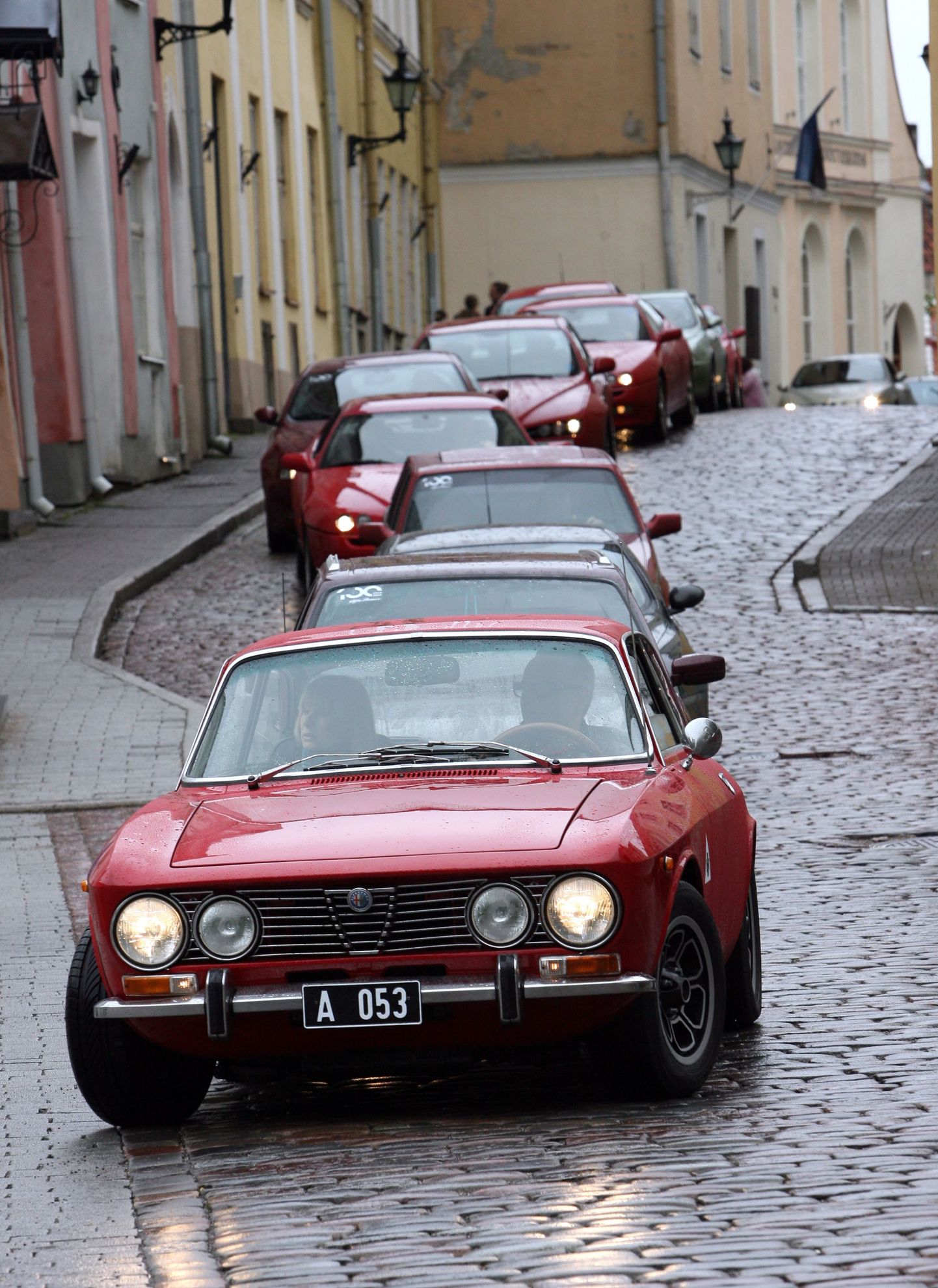 Paraadsõit Tallinnas Alfa Romeo 100. sünnipäeva auks