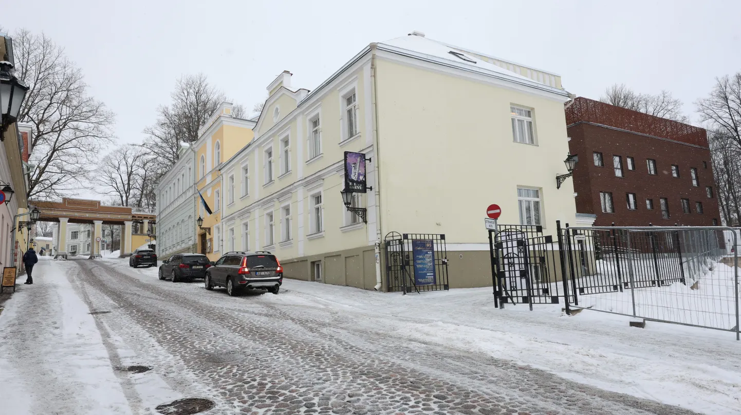 Elleri kool tegutseb Lossi tänavas. Väravale on kinnitatud sarja «Meistritega käsikäes» reklaamplakat.