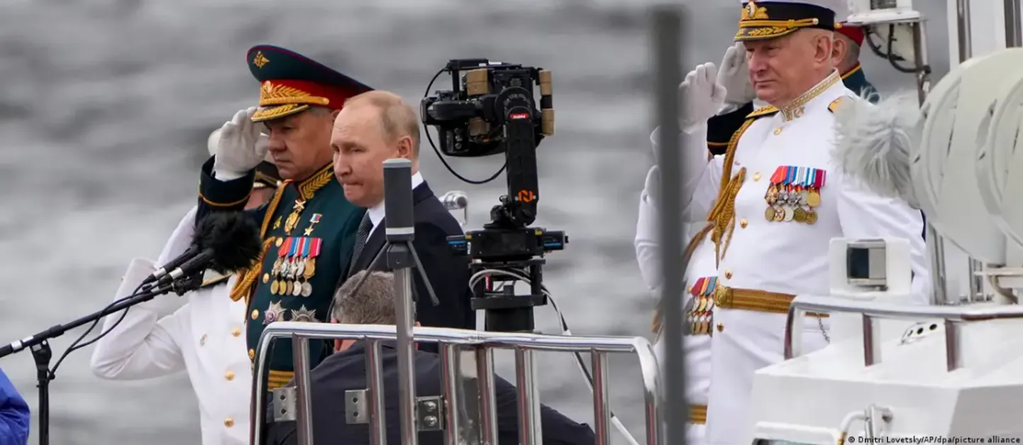 Николай Евменов (справа) рядом с президентом Владимиром Путиным и министром обороны Сергеем Шойгу на морском параде в Петербурге (фото из архива)