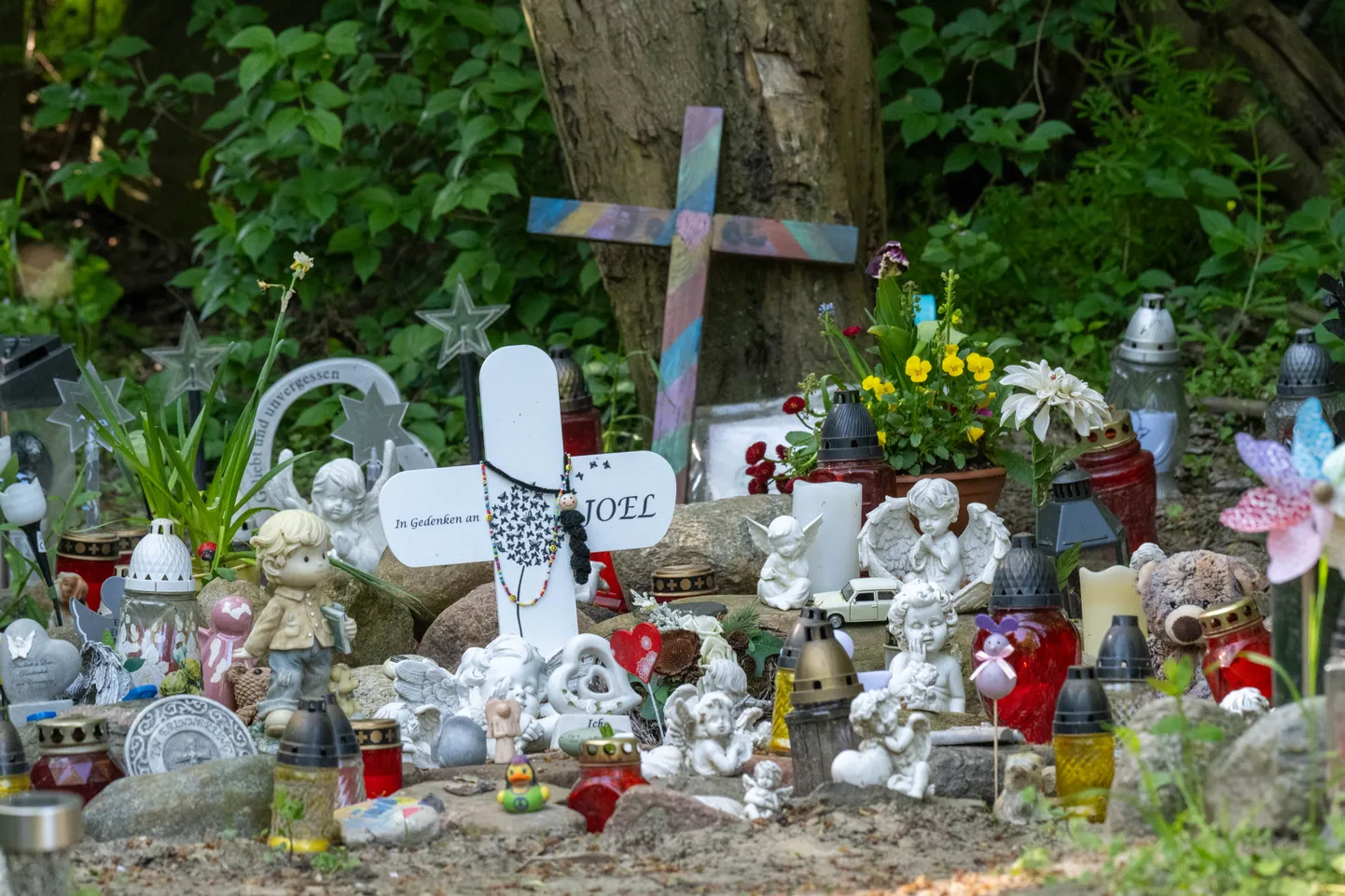 Mälestuspaik mullu tapetud kuue-aastasele Joelile Kirde-Saksamaal Pragsdorfi külas.