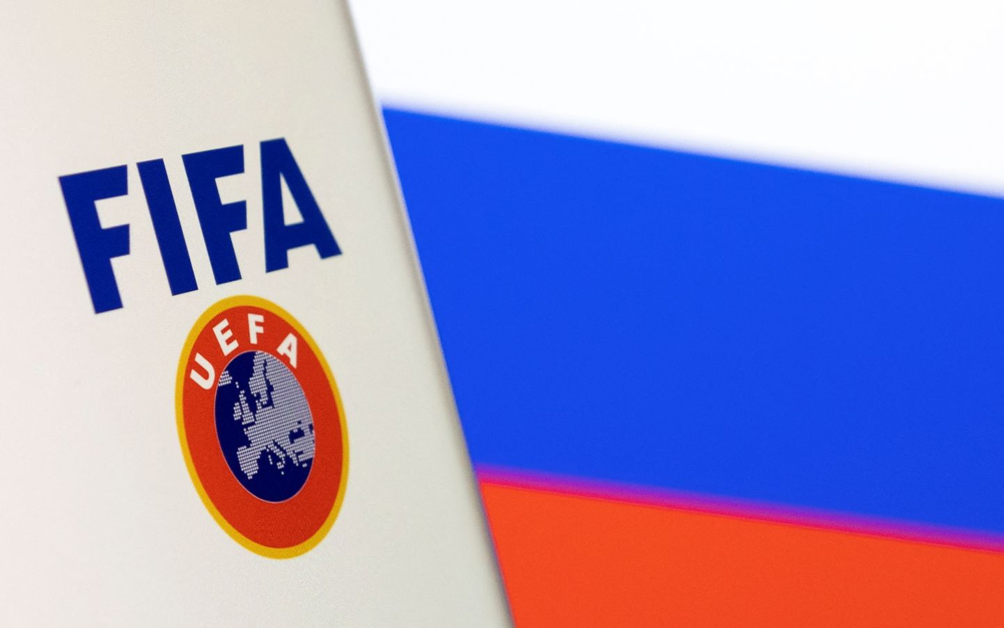 Логотипы FIFA и UEFA на фоне российского флага.