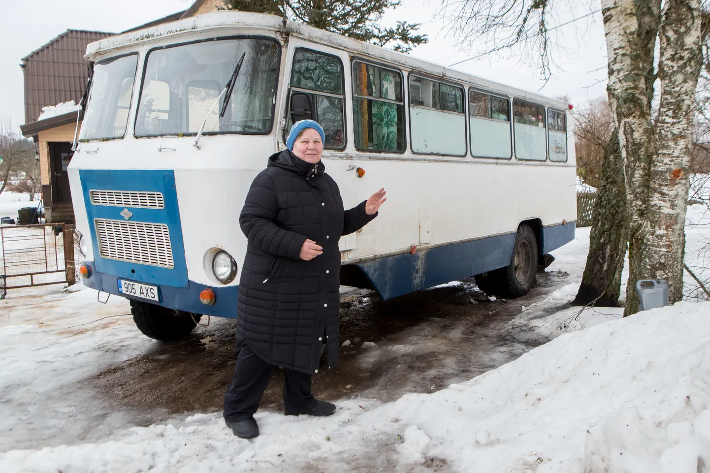 KAUPLUS VEEREB KA PÜHADE AJAL: Eile sättis Dagmar Põld bussile veel viimaseid uusi kaubavarusid, et täna-homme taas kundede värava taha sõita.