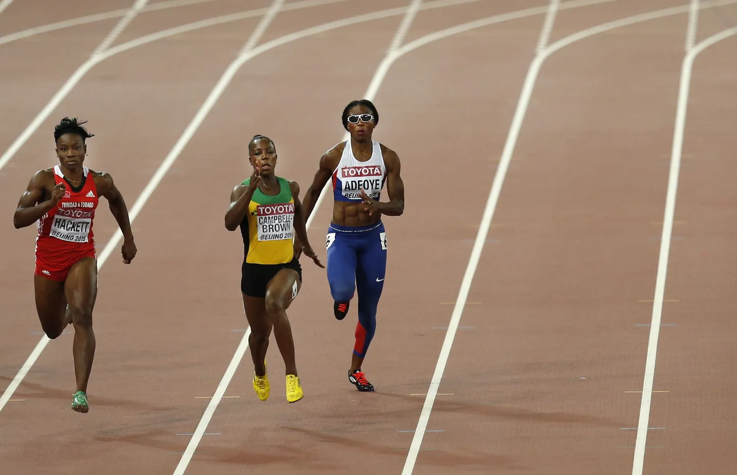 Veronica Campbell-Brown finišeerimas Margaret Adeoye rajal.