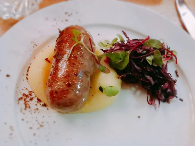 Колбаска из говядины вагю. Подача совершенно домашняя, а вкус - уникальный.