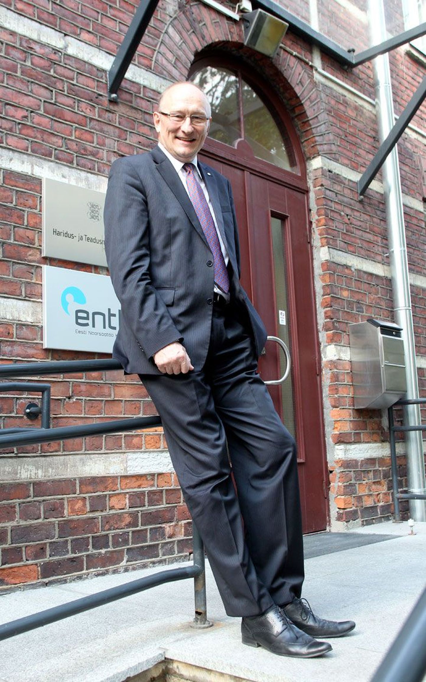 Haridusminister Jaak Aaviksoo eelmisel nädalal nõjatumas haridusministeeriumi Tallinna esinduse trepikäsipuule.